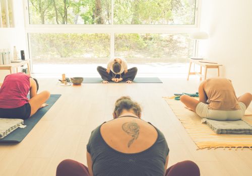 illustration du yoga fertilité montrant l'impact de la respiration et de l'apaisement du système nerveux sur la fertilité et le cycle menstruel, désir d'enfant, stress essais bébé